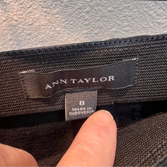ANN TAYLOR BLACK PENCIL SKIRT. Hidden Elastic Waistband. Back Zipper. Size 8 - Picture 2 of 4